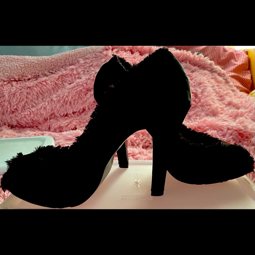 Black peep toe pumps approx 4” heel